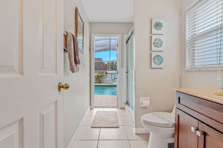 Bathroom 3 with exit to pool