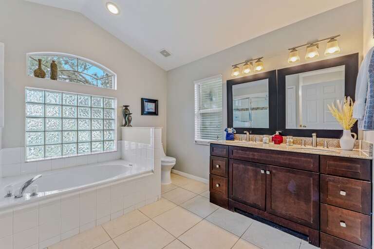 En-suite bathroom - Serhii Villa Orlando