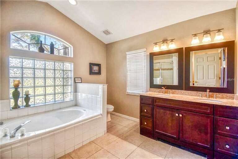 Large en suite bathroom Large en suite bathroom