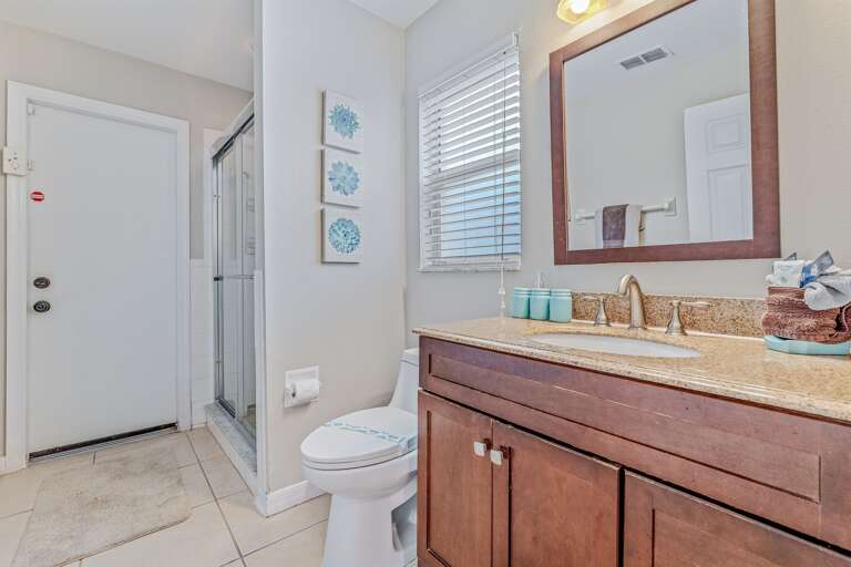 Bathroom 3 with exit to pool