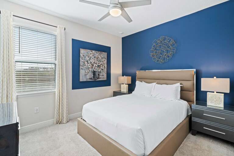Bedroom with Queen bed