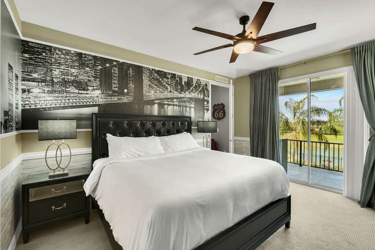 Bedroom with Queen bed