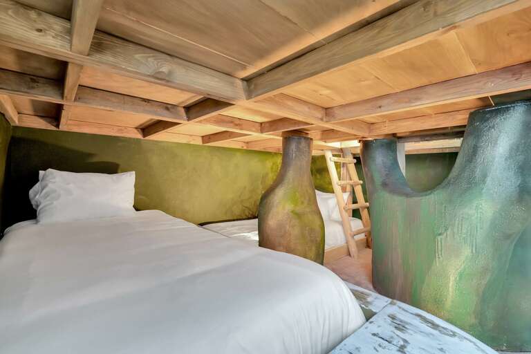 Treehouse themed bedroom with dual 3 Twin beds