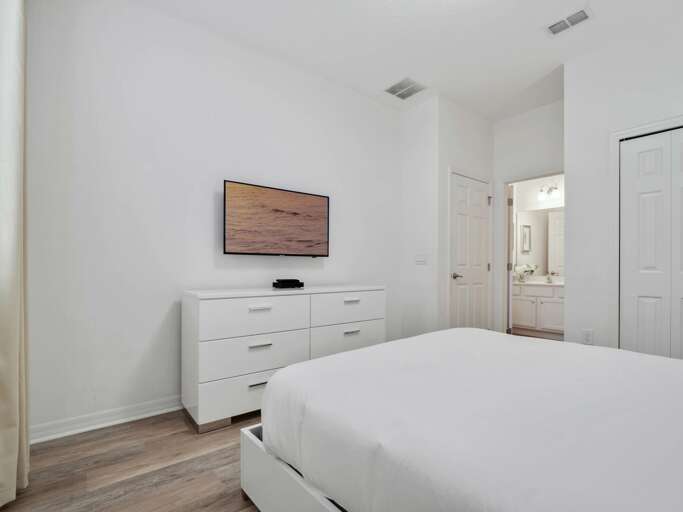 Bedroom with Queen bed