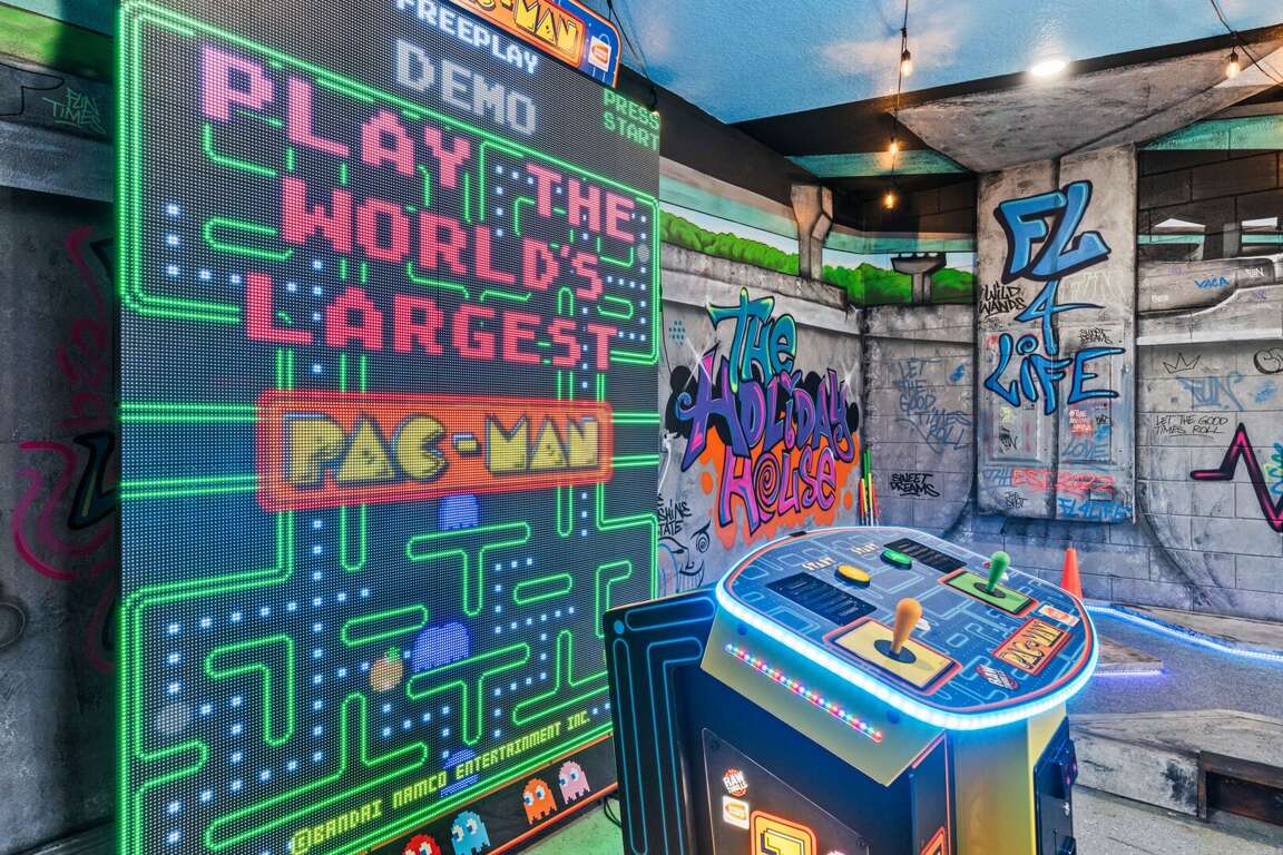 - Mini golf zone with graffiti style walls neon lights and fun decor  
- Unique vacation rental - Mini golf zone with graffiti style walls neon lights and fun decor  
- Unique vacation rental