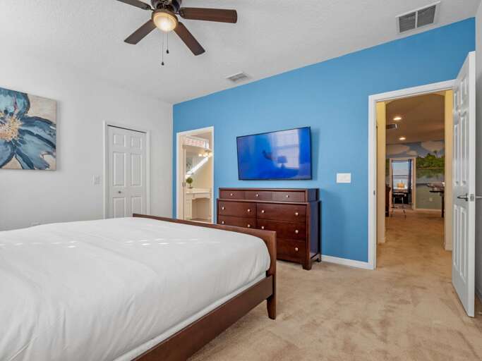 Bedroom with Queen bed