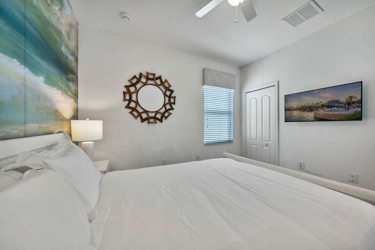 Bedroom with Queen bed