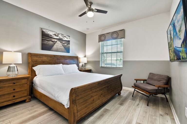 Bedroom with Queen bed