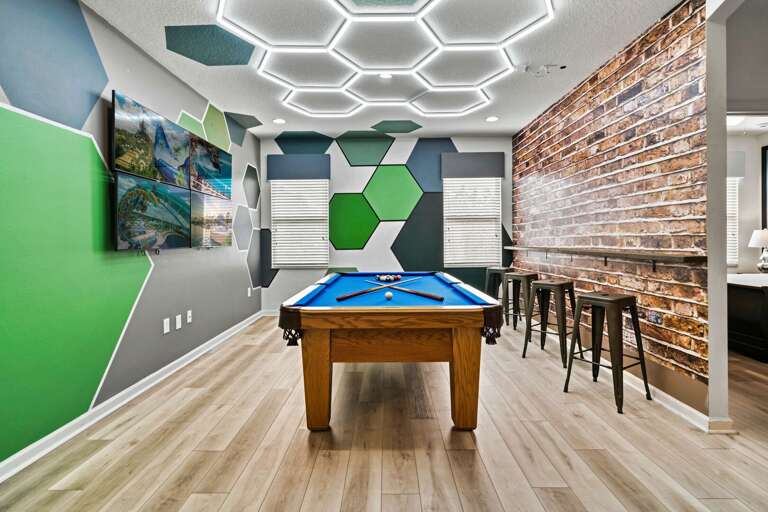 Game Room w/ 4x TV Wall and Pool table