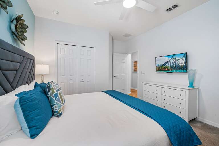 Bedroom w/ King bed Bedroom w/ King bed