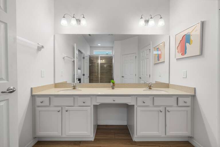 Bathroom w/ dual sinks Bathroom w/ dual sinks