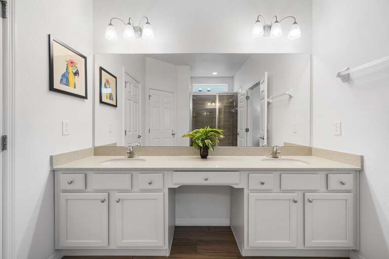 Bathroom w/ dual sinks Bathroom w/ dual sinks