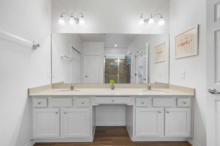 Bathroom w/ dual sinks Bathroom w/ dual sinks