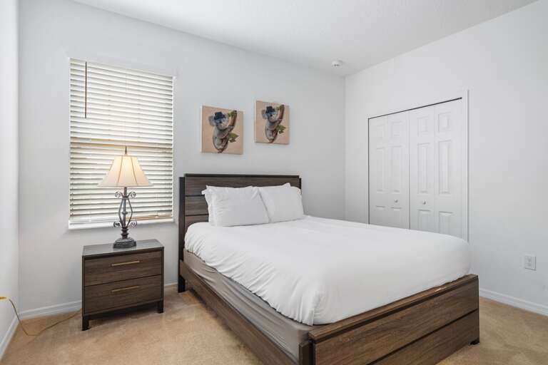 Bedroom w/ Queen bed Bedroom w/ Queen bed