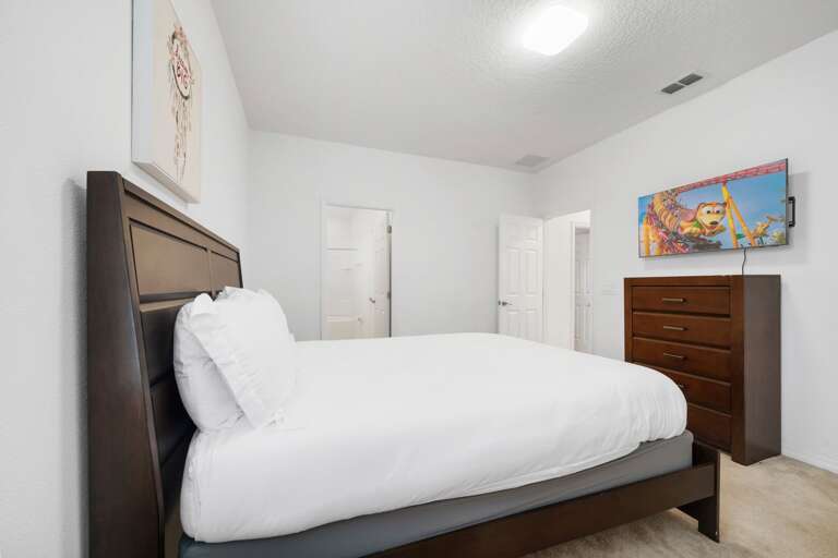 Bedroom w/ Queen bed Bedroom w/ Queen bed