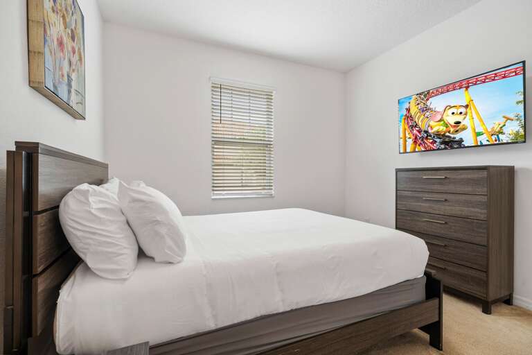 Bedroom w/ Queen bed Bedroom w/ Queen bed