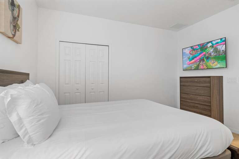 Bedroom w/ Queen bed Bedroom w/ Queen bed