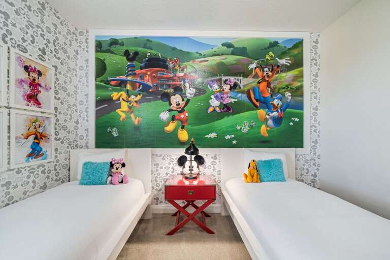 Themed bedroom with dual twin bed Themed bedroom with dual twin bed