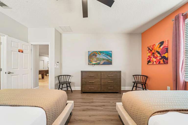 Bedroom w/ Dual beds