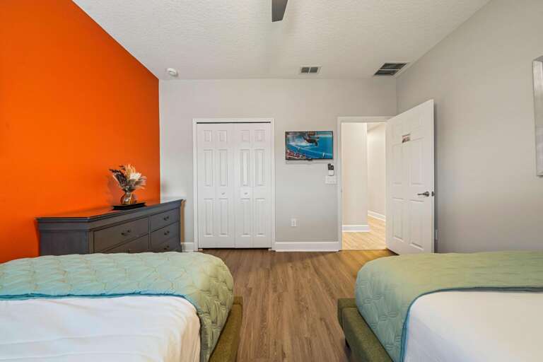 Bedroom w/ Dual beds