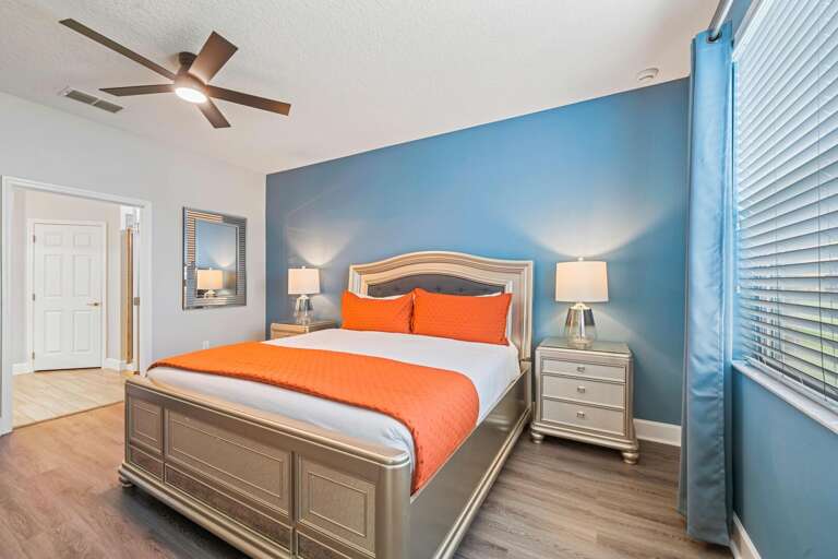 Bedroom w/ Queen bed