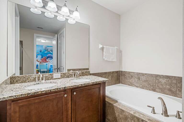 Bathroom w/ dual sinks and jetted tub