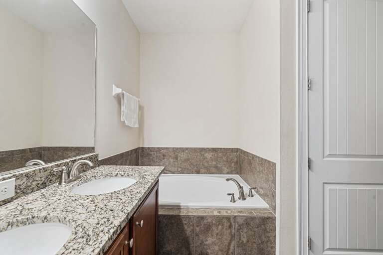Bathroom w/ dual sinks and jetted tub