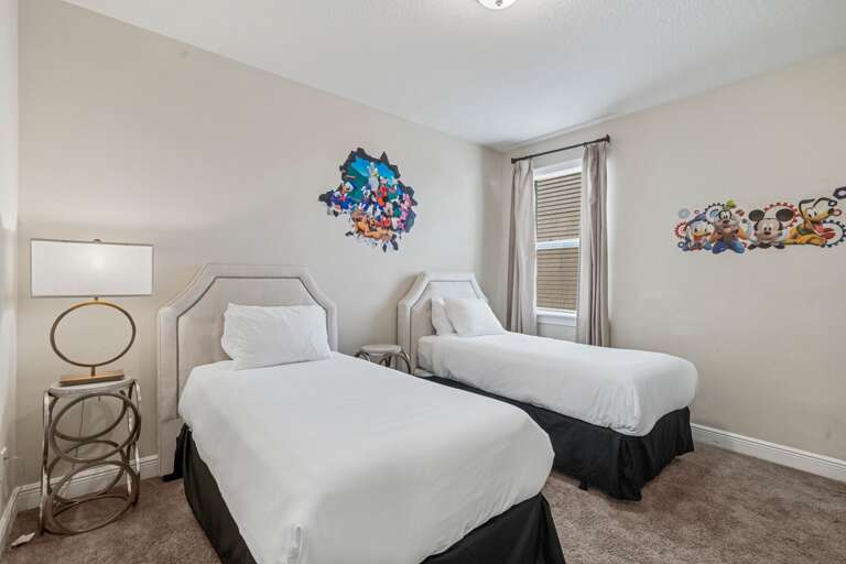 Bedroom w/ dual Twin beds