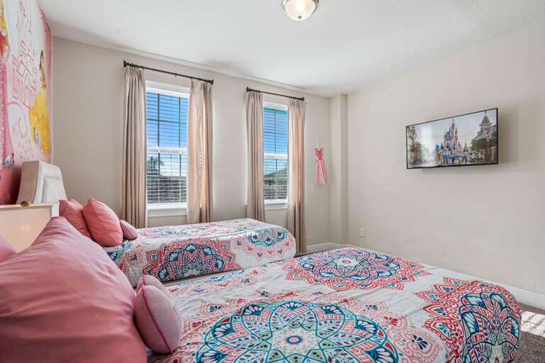 Bedroom w/ dual Twin beds