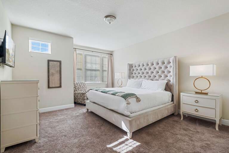 Bedroom w/ King bed