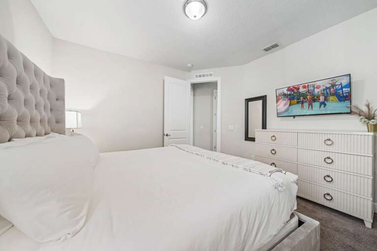 Bedroom w/ King bed