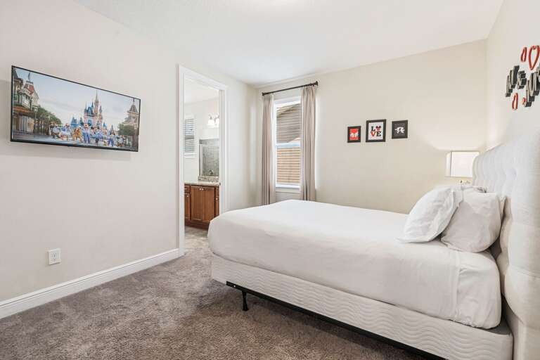 Bedroom w/ Queen bed