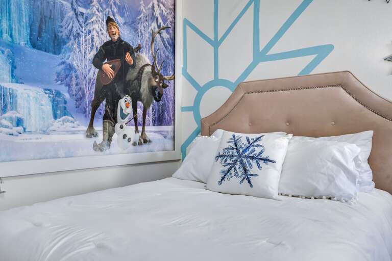 Frozen room with 2x Twins.