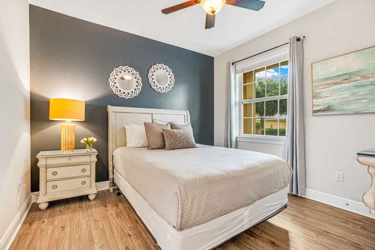 Bedroom w/ Queen bed