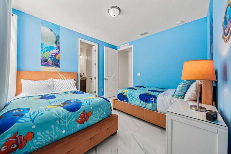 Bedroom w/ 2x Full beds