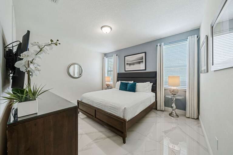 Bedroom w/ Queen bed