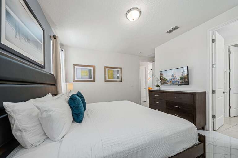 Bedroom w/ Queen bed