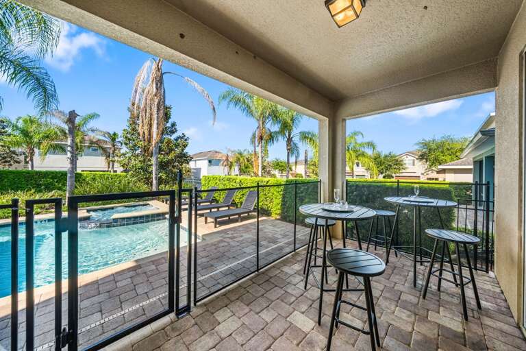 Lanai w/ seating area