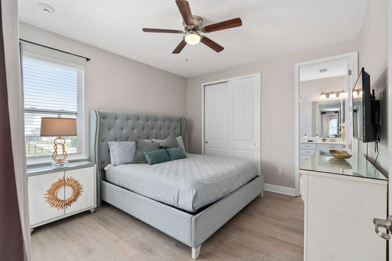 Bedroom w/ King bed