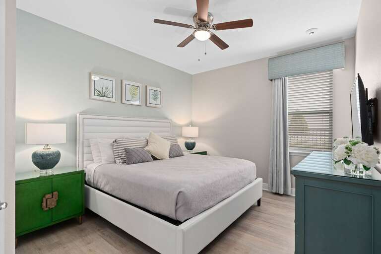 Bedroom w/ King bed