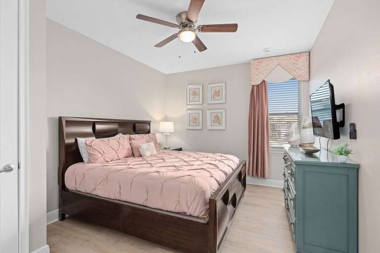 Bedroom w/ King bed