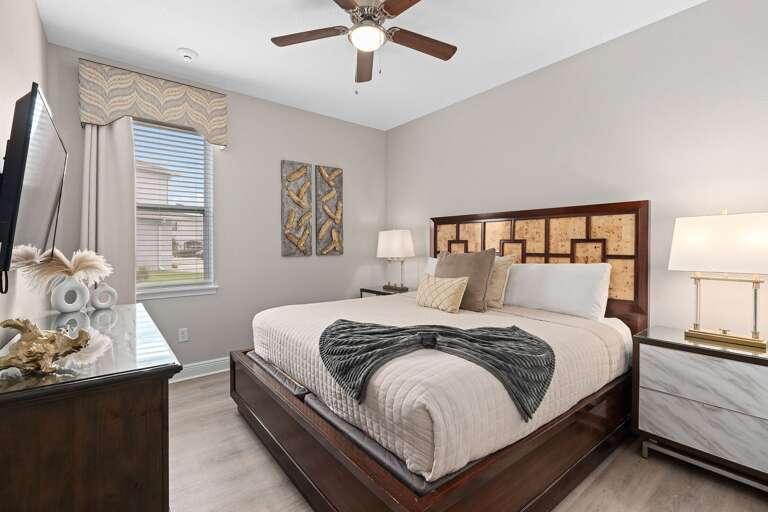 Bedroom w/ King bed
