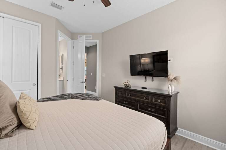 Bedroom w/ King bed