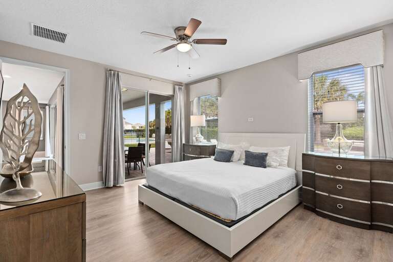 Bedroom w/ King bed