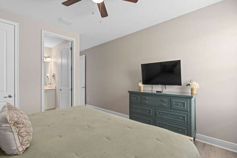 Bedroom w/ King bed