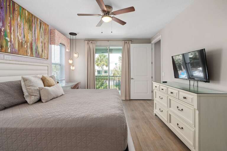 Bedroom w/ King bed