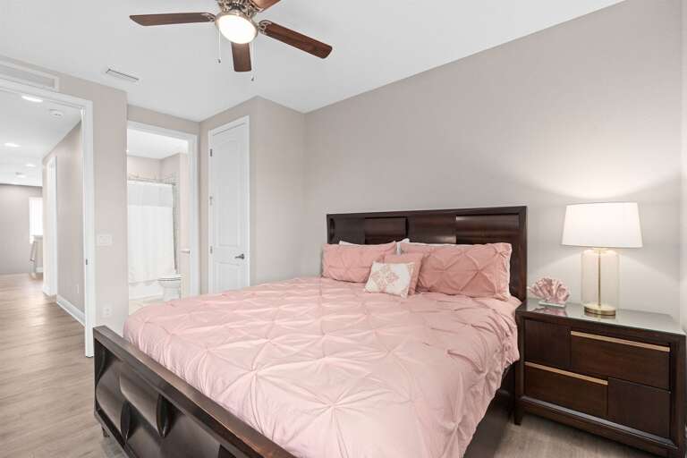 Bedroom w/ King bed