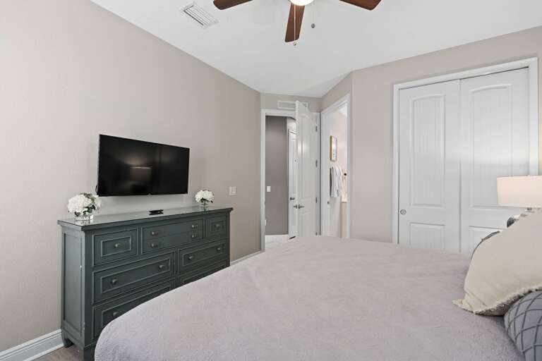Bedroom w/ King bed