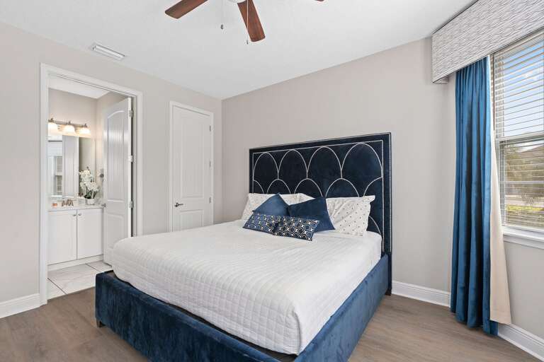 Bedroom w/ King bed