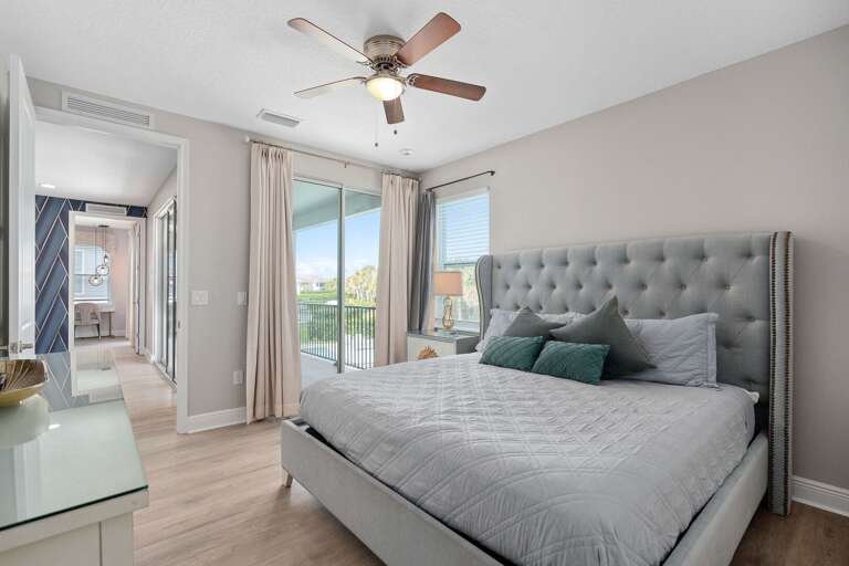 Bedroom w/ King bed